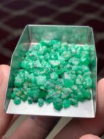 Elongated Elegance: 55.25 ct Emerald Rough Lot from Swat Valley - Image 10