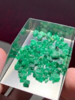 Featured Rough Lot: 32.94 ct Swat Emerald Crystal Parcel - Image 3