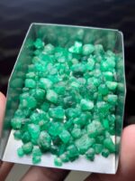 Unveiling the Splendor: 69.20-Carat Emerald Rough Lot from Swat - Image 3