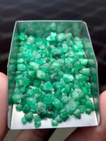 Unveiling the Splendor: 69.20-Carat Emerald Rough Lot from Swat - Image 5