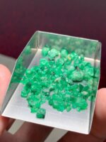 Featured Rough Lot: 32.94 ct Swat Emerald Crystal Parcel - Image 9
