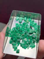 Featured Rough Lot: 32.94 ct Swat Emerald Crystal Parcel - Image 10