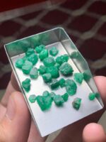 A Closer Look at Swat Emeralds: 39.30 Carat Rough Lot - Image 5