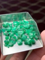 A Rare Find: 42.80 ct Swat Emerald Rough Lot - Image 2