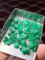 A Rare Find: 42.80 ct Swat Emerald Rough Lot - Image 14