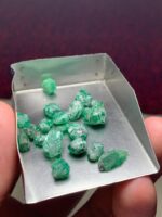 33.65 ct Emerald Rough Lot from Swat: A Collector’s Cache of Untouched Green - Image 4