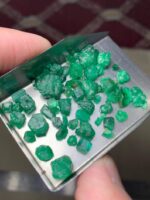 A Rare Find: 42.80 ct Swat Emerald Rough Lot - Image 9