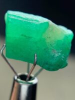 9.55ct Swat Emerald Crystal: Natural Green Gemstone Beauty - Image 2