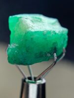 9.55ct Swat Emerald Crystal: Natural Green Gemstone Beauty - Image 3