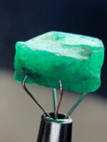 9.55ct Swat Emerald Crystal: Natural Green Gemstone Beauty - Image 4