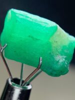 9.55ct Swat Emerald Crystal: Natural Green Gemstone Beauty - Image 6