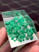 A Significant 43.65 ct Emerald Rough Lot from Swat Valley - Image 3