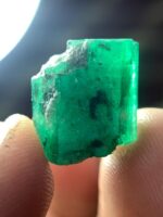 A 15.50-Carat Swat Emerald Crystal — Compact Power in Vivid Green - Image 12