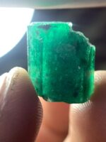 A 15.50-Carat Swat Emerald Crystal — Compact Power in Vivid Green - Image 4