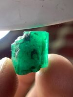 A 15.50-Carat Swat Emerald Crystal — Compact Power in Vivid Green - Image 5