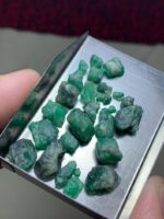 Discover the Raw Beauty: 44.75ct Natural Swat Emerald Rough Lot - Image 2