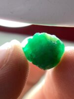 Natural Elegance: 8.51ct Swat Emerald Crystal with Vivid Color and Clarity - Image 2