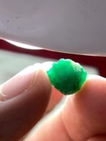 Natural Elegance: 8.51ct Swat Emerald Crystal with Vivid Color and Clarity - Image 3