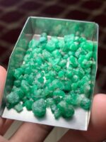 60.45 Carat Swat Emerald Rough Lot: Dynamic Proportions for Creative Cutting - Image 4