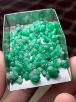 60.45 Carat Swat Emerald Rough Lot: Dynamic Proportions for Creative Cutting - Image 6