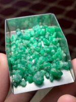 60.45 Carat Swat Emerald Rough Lot: Dynamic Proportions for Creative Cutting - Image 8