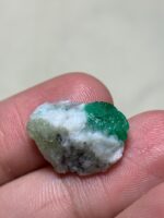 10.00ct Swat Emerald Specimen – Vivid Green Crystal, Pakistan - Image 3