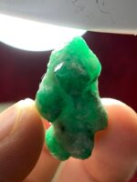 26.35ct Swat Emerald Crystal – Natural Untreated Green Gemstone (28.14 x 16.17 x 11.30 mm) - Image 2