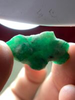 26.35ct Swat Emerald Crystal – Natural Untreated Green Gemstone (28.14 x 16.17 x 11.30 mm) - Image 7