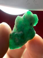 26.35ct Swat Emerald Crystal – Natural Untreated Green Gemstone (28.14 x 16.17 x 11.30 mm) - Image 9