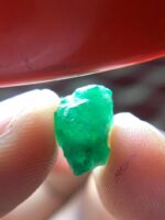 Elongated Beauty: 4.43 ct Emerald Crystal from Swat Valley - Image 2