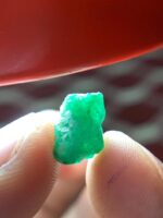 Elongated Beauty: 4.43 ct Emerald Crystal from Swat Valley - Image 4