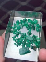 30.83ct Swat Emerald Rough – A Compact Lot of Rich Green Crystals - Image 3