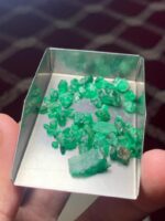 30.83ct Swat Emerald Rough – A Compact Lot of Rich Green Crystals - Image 4