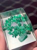 30.83ct Swat Emerald Rough – A Compact Lot of Rich Green Crystals - Image 5