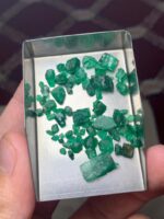 30.83ct Swat Emerald Rough – A Compact Lot of Rich Green Crystals - Image 6