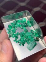 30.83ct Swat Emerald Rough – A Compact Lot of Rich Green Crystals - Image 7
