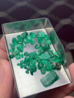 30.83ct Swat Emerald Rough – A Compact Lot of Rich Green Crystals - Image 8