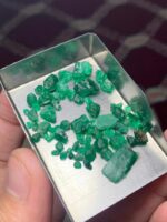 30.83ct Swat Emerald Rough – A Compact Lot of Rich Green Crystals - Image 9