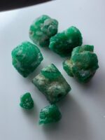 75.77ct Rough Emerald Lot: Chunky Natural Crystals in Rich Green (16x13x11mm Avg) - Image 4
