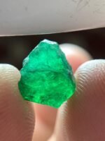 Natural Brilliance: 3.86 Carat Emerald Crystal from Swat Valley, Pakistan - Image 9