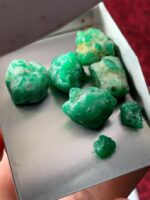 75.77ct Rough Emerald Lot: Chunky Natural Crystals in Rich Green (16x13x11mm Avg) - Image 7
