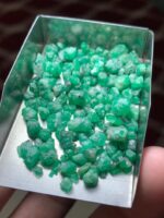 Discovering the Beauty of a 55.30 ct Emerald Rough - Image 10