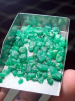 Depth-Focused Elegance: 53.87 ct Emerald Rough Lot from Swat Valley - Image 3