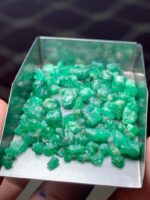 Depth-Focused Elegance: 53.87 ct Emerald Rough Lot from Swat Valley - Image 8