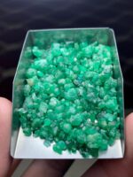Exceptional Swat Emeralds: 77.90-Carat Rough Lot - Image 4