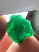 A Majestic Gem — The 9.47-Carat Swat Emerald Crystal - Image 7
