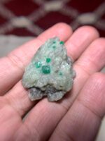 107.65 ct Swat Emerald Specimen – A Large-Scale Natural Crystal Formation - Image 2