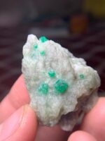 107.65 ct Swat Emerald Specimen – A Large-Scale Natural Crystal Formation - Image 4
