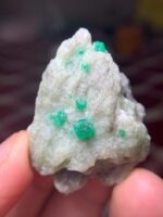 107.65 ct Swat Emerald Specimen – A Large-Scale Natural Crystal Formation - Image 6