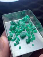 27.06ct Swat Emerald Rough – A Compact Lot of Vivid Green Crystals - Image 3